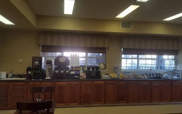 Sunday House Inn and Suites