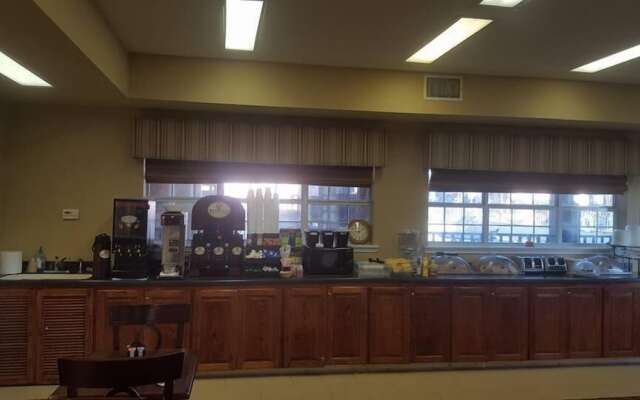 Sunday House Inn and Suites