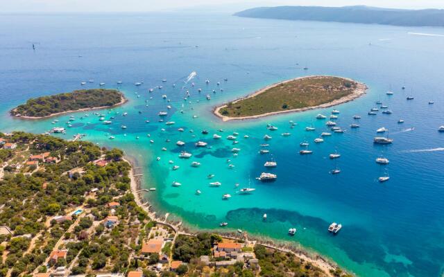 Apartment Matea 220m From the Beach