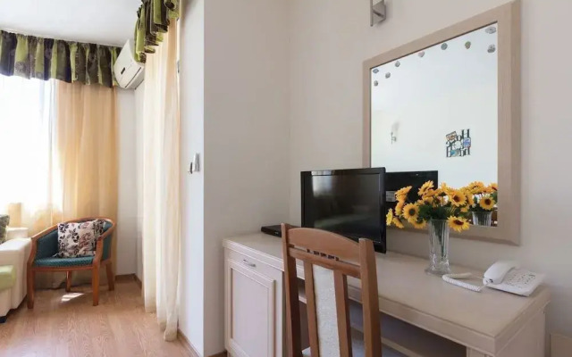 Quiet One Bedroom Apartment with Balcony