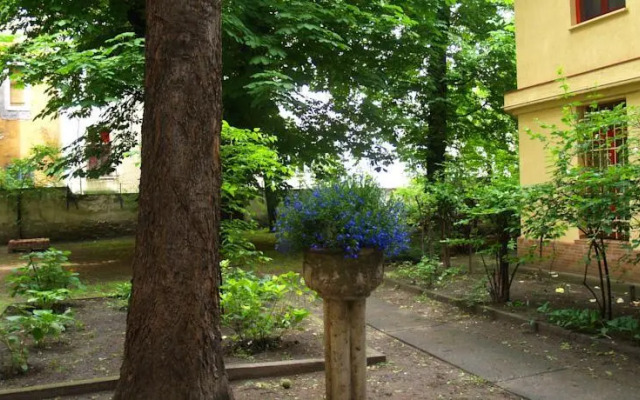 Romantic Garden Art Studio near Andrassy Avenue