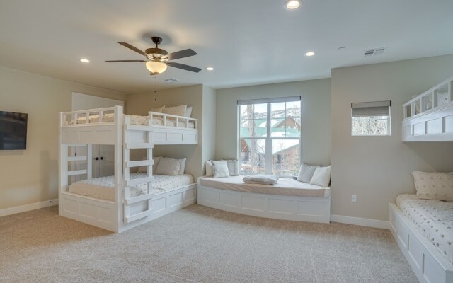 Spacious Utah Escape w/ Balcony & Mountain Views!