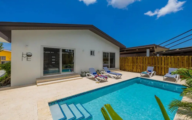 Brand NEW Private Pool King Beds Palmbeach