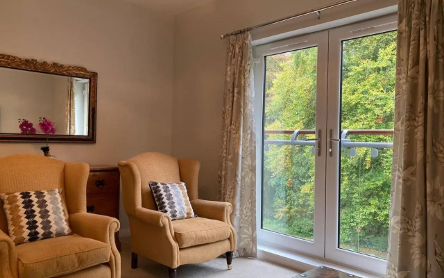 Hedgefield House - Serene Top Floor Flat