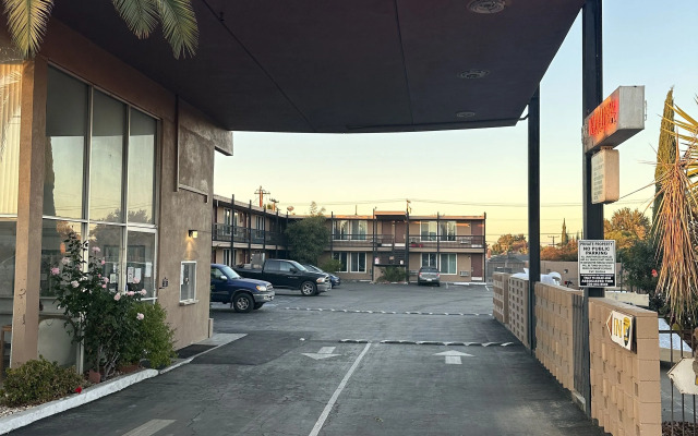 Royal Motel Tracy Llc