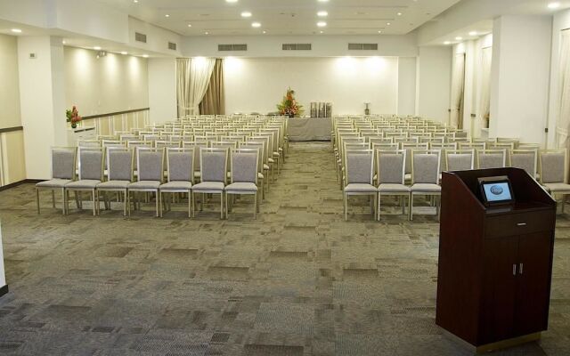 Altamira Village Hotel & Suites