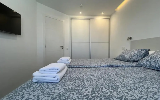 Renovated Apartment by the Beach and Yumbo Centre