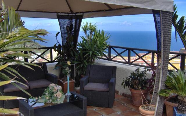 Rustic Holiday Home With Balcony and sea View
