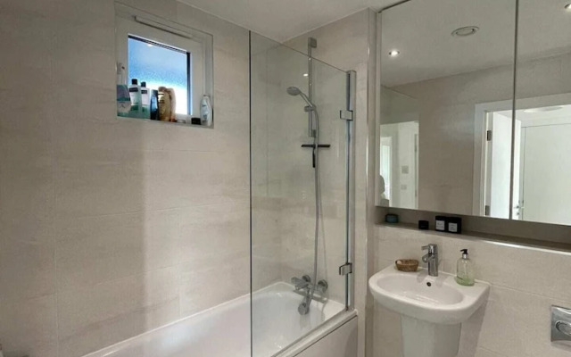 Bright 1BD Flat W/balcony - Heart of Brixton!