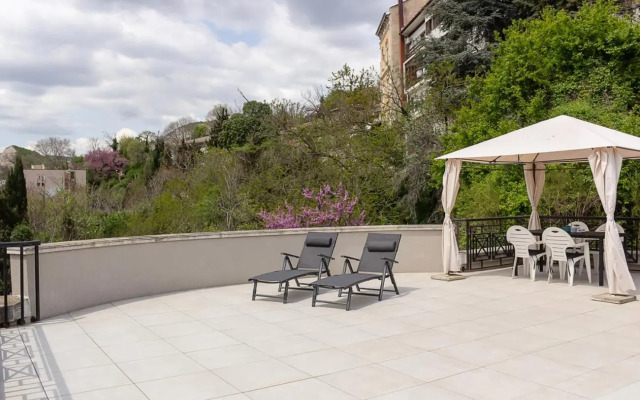 Cozy 1BD Apartment with a Spacious Terrace