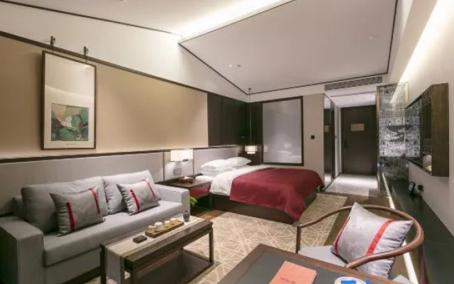 QIANNAHOTEL SPLENDOR（Zhengzhou East Railway Station Longzihu University District）