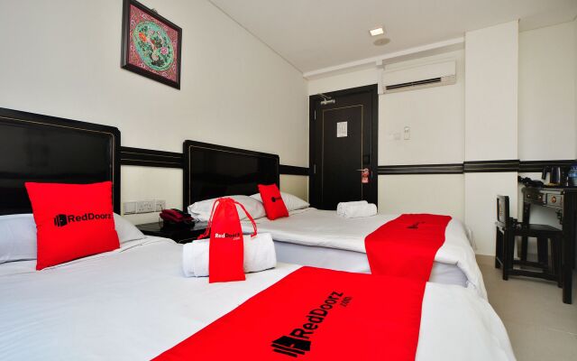 RedDoorz Hotel near Marine Parade Central (SG Clean Certified)