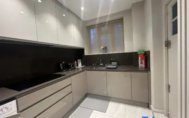 Spacious 3BR Flat in Prime Central London