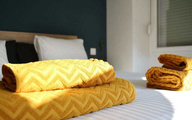 Bella Suite in the heart of the City Center, Parking