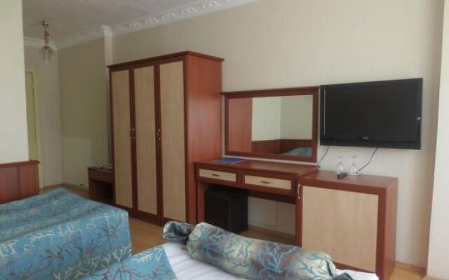 Eyna Hotel