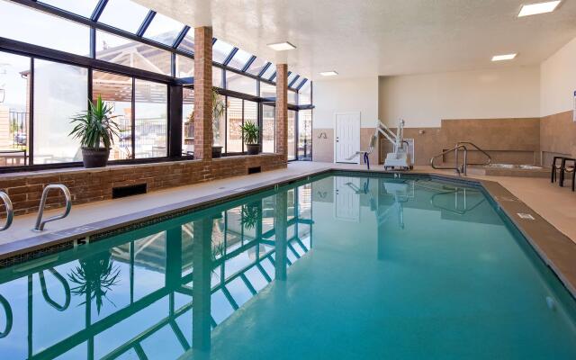Best Western Plus Cottontree Inn