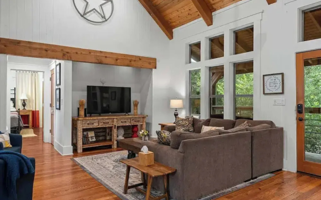 Life is Gruene-riverfront Luxury-1mi To Gruenehall