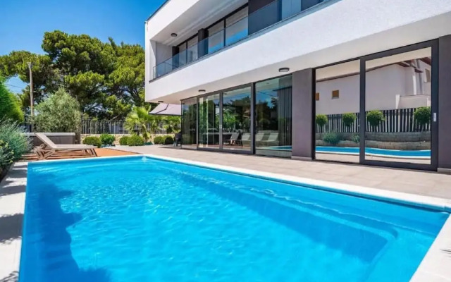 Villa Alpha - Four Bedroom Villa With Swimming Pool