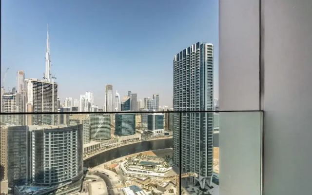Luxury 2BR in Peninsula One by Bespoke