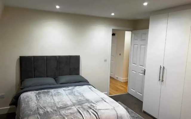 Cosy 3 Bedroom Apartment Next to the Emirates