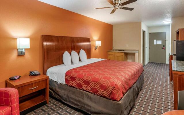 Econo Lodge & Suites Granite City