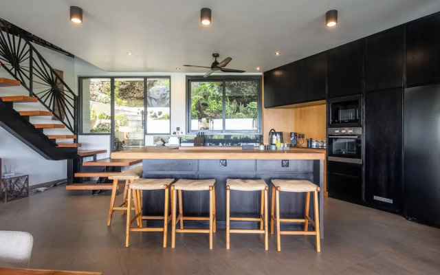 Luxurious 6BR Clifftop Villa, 5 Minutes to Bingin