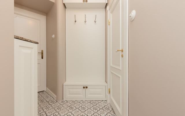 Metro Rondo ONZ Apartment by Renters