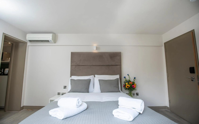 Arch hotel