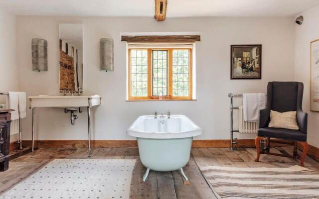 Lavish Tudor Hall Gardens - Sleeps 14