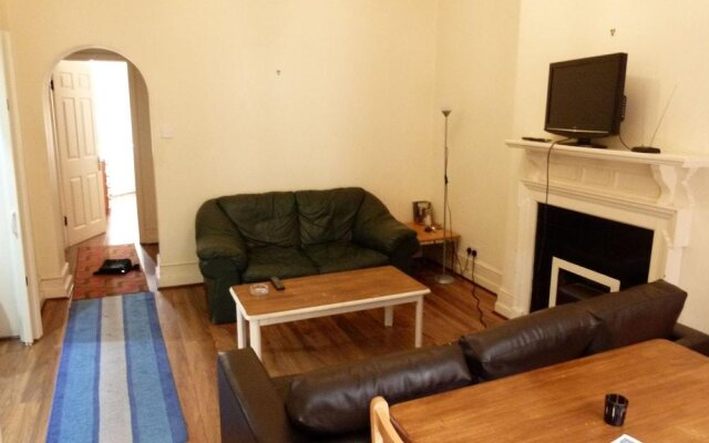SS Property Hub - Family Apartment Barons Court