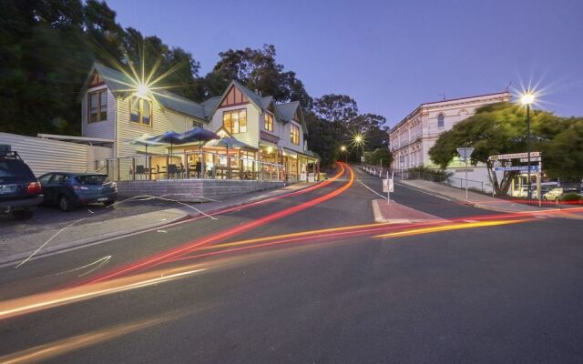 Bushmans Cafe and Accommodation