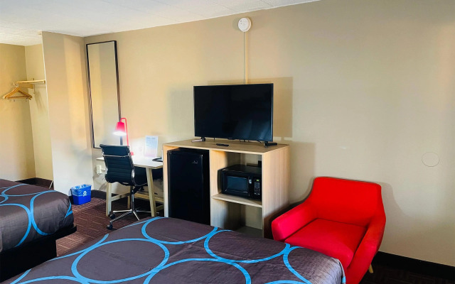 Super 8 by Wyndham Gloucester