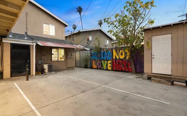 The Avalon - Modern Colorful w Private Parking