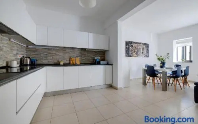Seaside Bliss 3BR Holiday Apartment Sliema