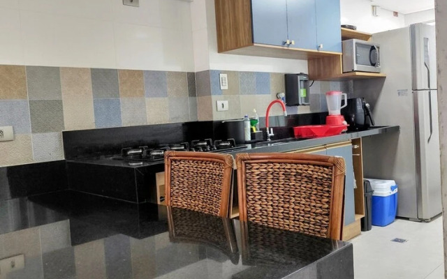 Pé na areia do Guarujá - Praia do Tombo (F)