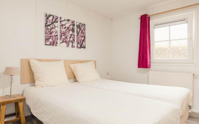 Beautiful chalet in a holiday park, with a dishwasher right on a pond