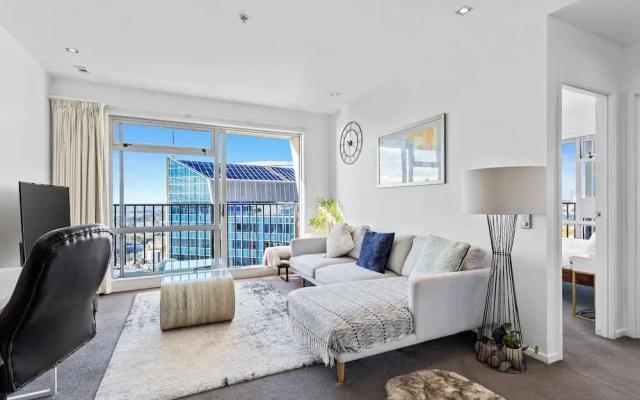 Central Charming 2-Bedroom - Pool & Gym!