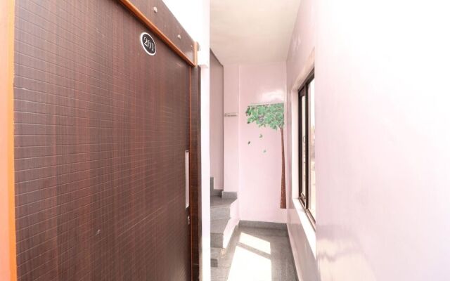 Oyo 35878 Hotel G Glossy