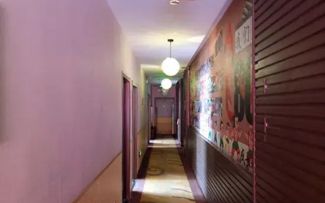 Daqing Zhichingchun Holiday Hotel (Baicheng Railway Station)