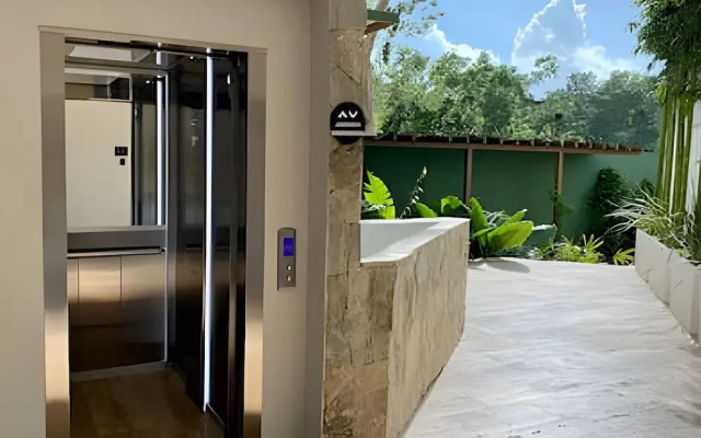 Oasis Yaaxlum Studios lock off