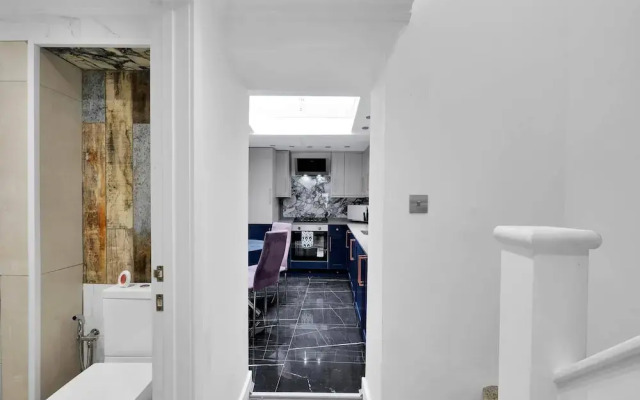 Newly Refurbished 2 Bed Hse Town Centre