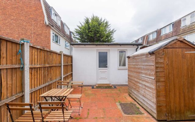 Spacious 4BD Home, Near Excel London!