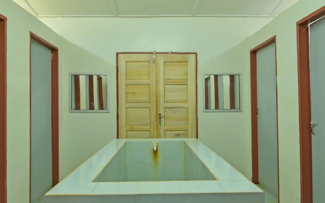Bari Beach Resort by OYO Rooms – Guest Rooms – Setiu