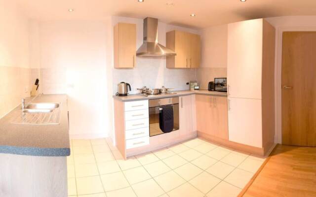 Modern 2 Bedroom Apartment in City Centre With Balcony