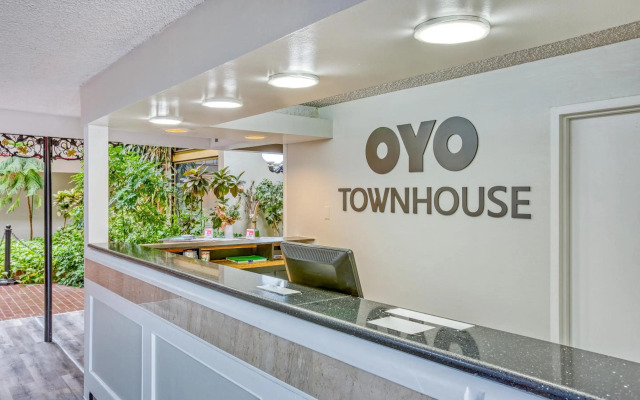 OYO Townhouse Tulsa Woodland Hills