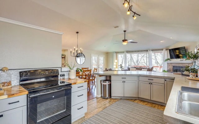 Creekside Cottage w/ Deck & Hot Tub in Belton