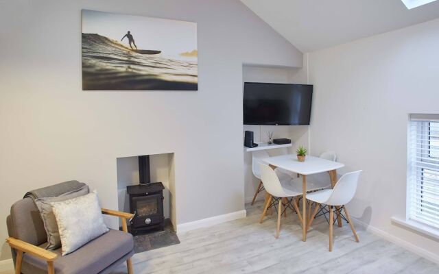 The Surfer's Loft Apartment