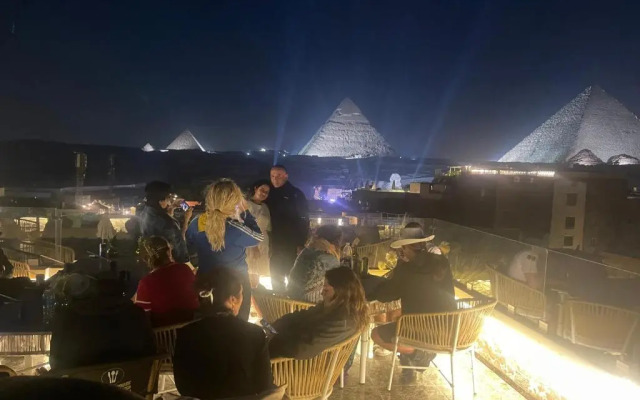 Sunshine Pyramids View Inn