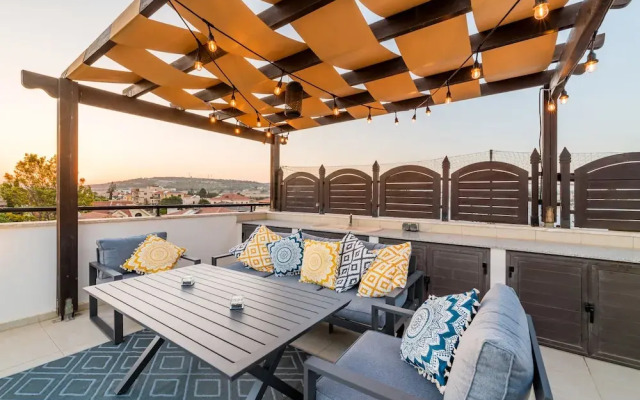 Private Roof Top Terrace Overlooking Pool in Pyla