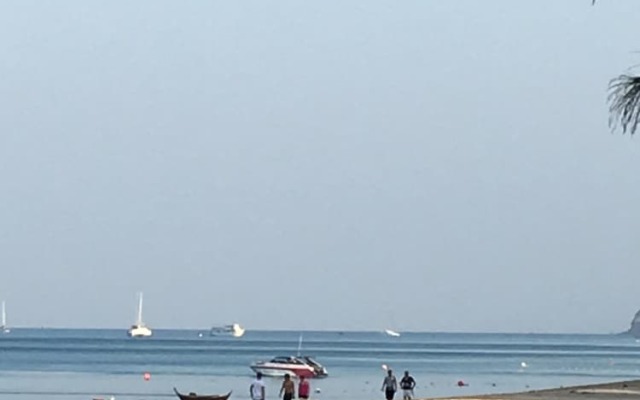 Good Days Lanta Beach Resort